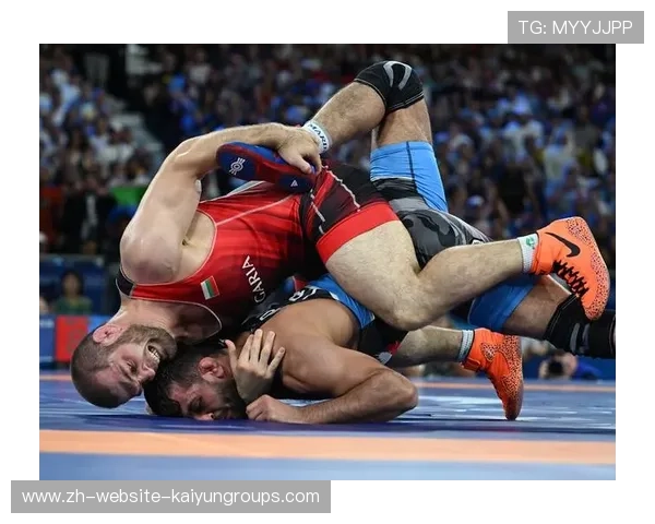 伊朗摔跤锁技获胜，站上冠军领奖台